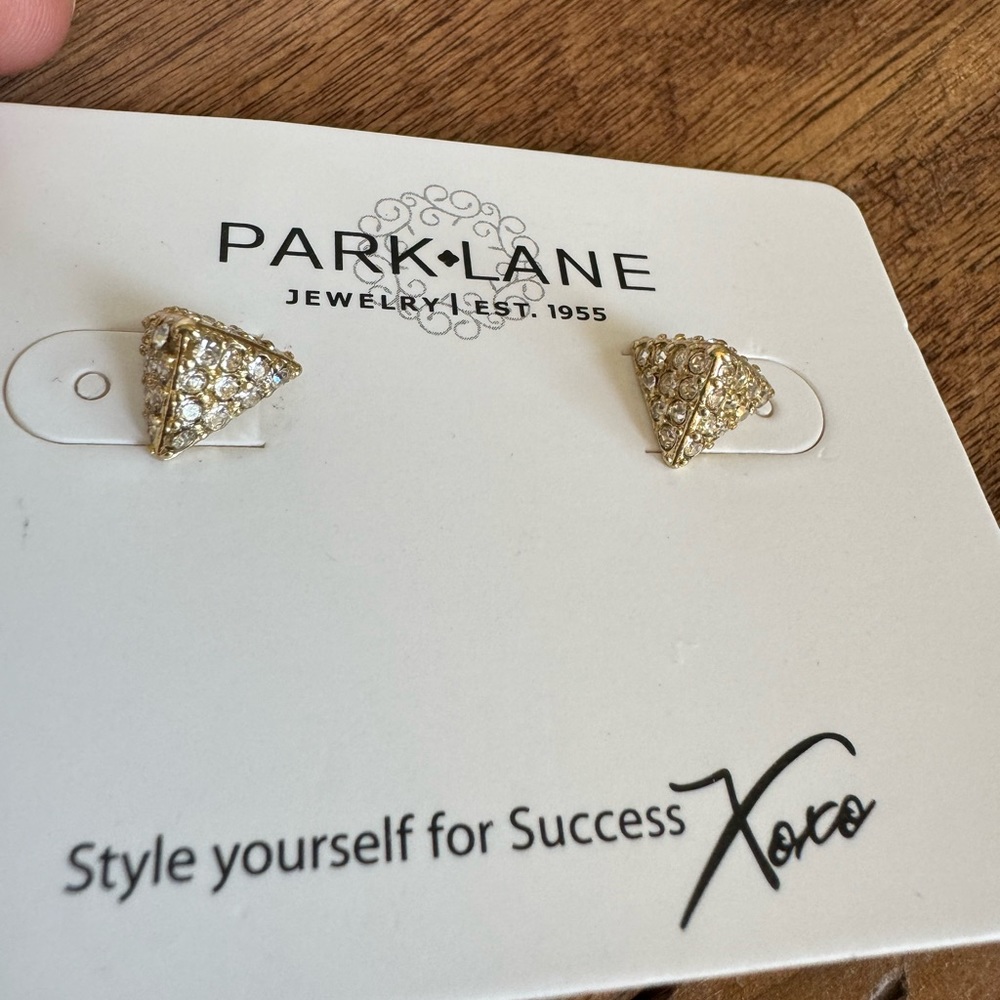 Park Lane - Cleo Earrings, Studs. New!!